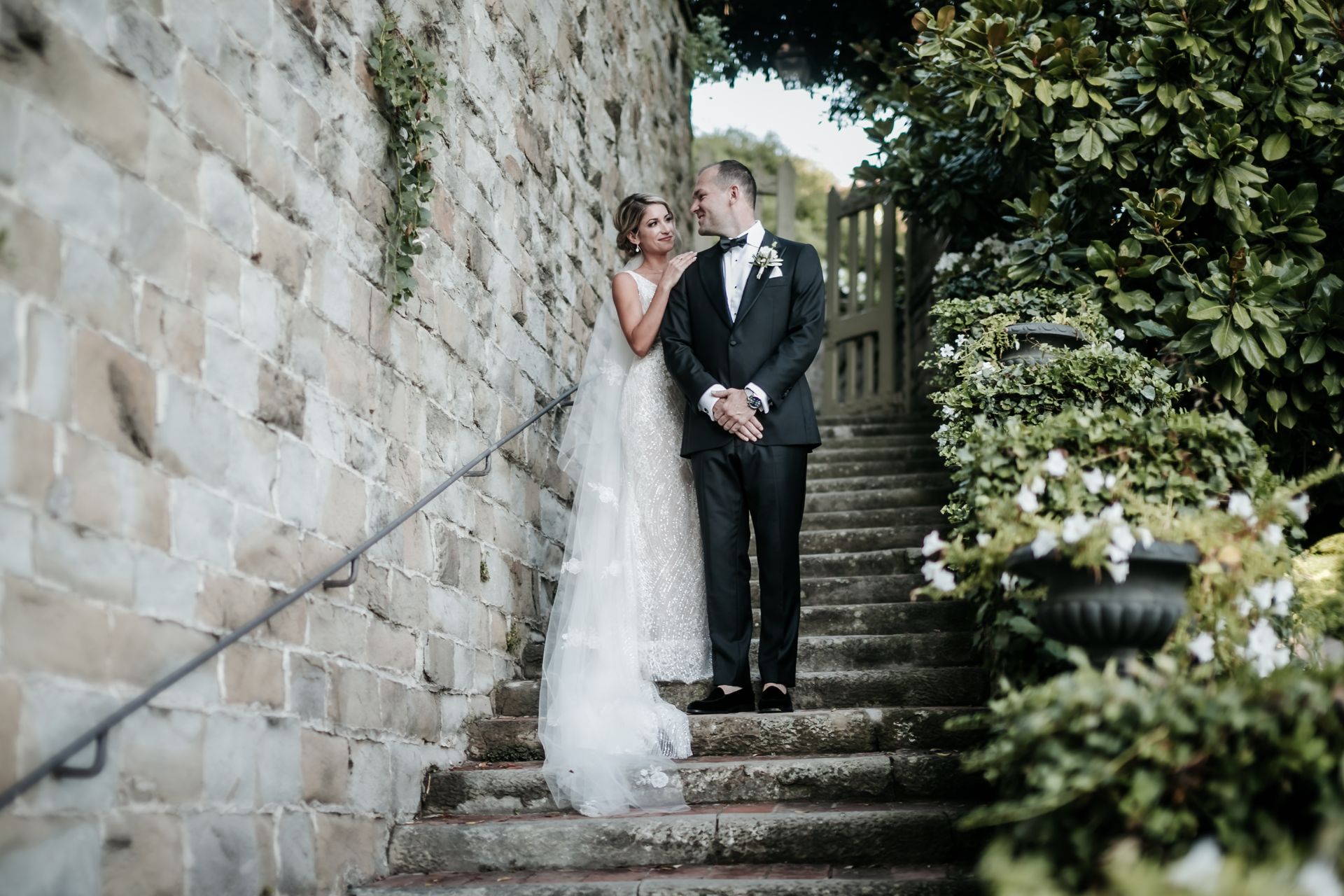bride_and_groom_in_florence_villa_le_fontanelle