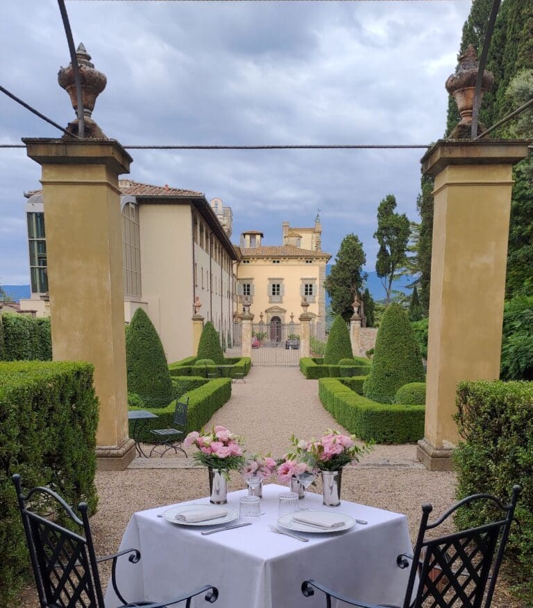 romantic_dinner_in_a_tuscan_villa