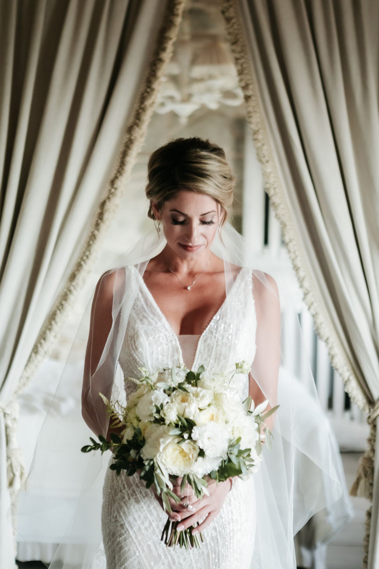 wedding_dress_chic_white_bouquet
