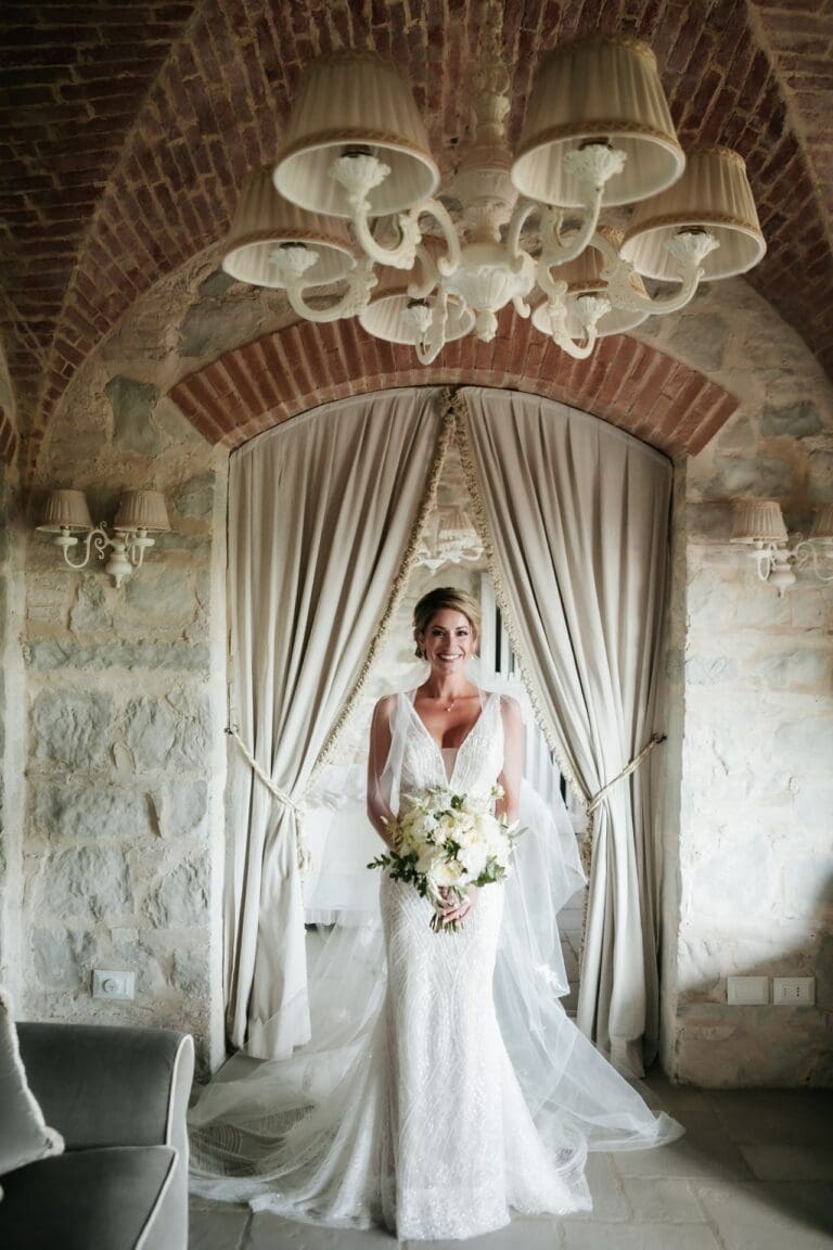 wedding_dress_white_bouquet