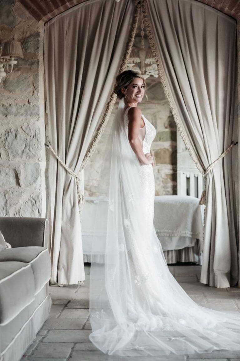 white_bride_dress_and_veil